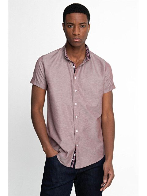 TUDORS Erkek Slim Fit Dar Kesim Kısa Kollu Pamuklu Oxford Doku Kolay Ütülenebilir Bordo Düğmeli Yaka Gömlek