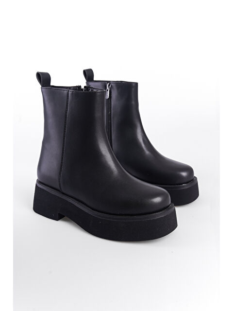 Capone Outfitters Yuvarlak Burunlu Yandan Fermuarlı Trak Tabanlı Kadın Bot - S000296501-19351