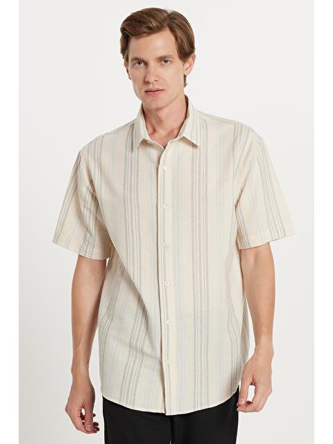 TUDORS Erkek Relax Fit Rahat Kesim Kısa Kollu Çizgili Spor Yaka Gömlek - S000519136-23173