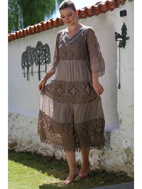 Chiccy İtalyan Vizon V Yaka Fırfırlı Kol Astarlı Pul Payet Detaylı Dantelli İpek Dokuma Elbise 128 55 - S000416102-26429