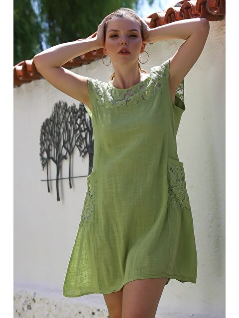 Chiccy İtalyan Fıstık Yeşili Yuvarlak Yaka Düşük Kol Cepli Dantelli Keten Karışımlı Dokuma Elbise 95 62 - S000416105-19972