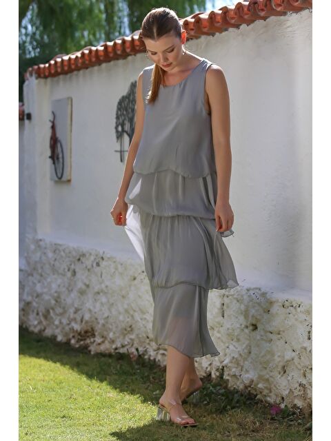 Chiccy İtalyan Gri Havuz Yaka Kolsuz Astarlı Katlı Casual İpek Dokuma Elbise 125 55 - S000416099-20600