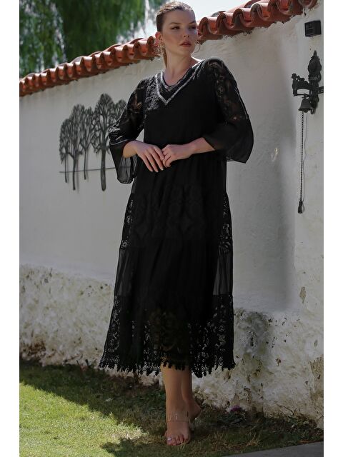 Chiccy İtalyan Siyah V Yaka Fırfırlı Kol Astarlı Pul Payet Detaylı Dantelli İpek Dokuma Elbise 128 55 - S000416102-19351