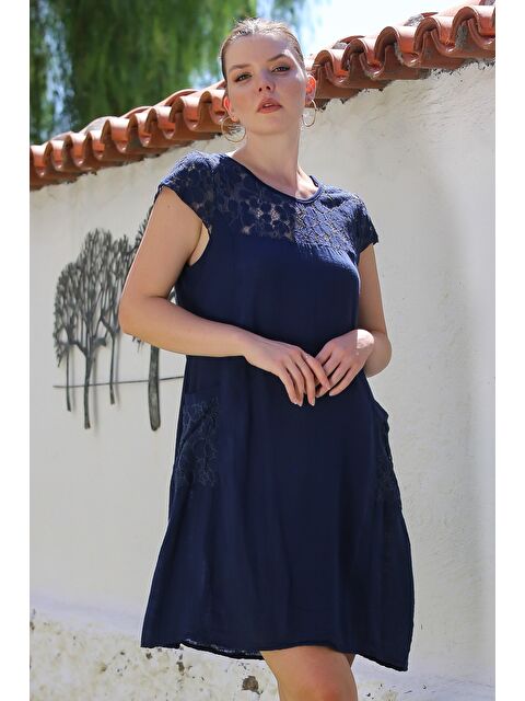 Chiccy İtalyan Lacivert Yuvarlak Yaka Düşük Kol Cepli Dantelli Casual Keten Karışımlı Dokuma Elbise 95 62 - S000416105-21164