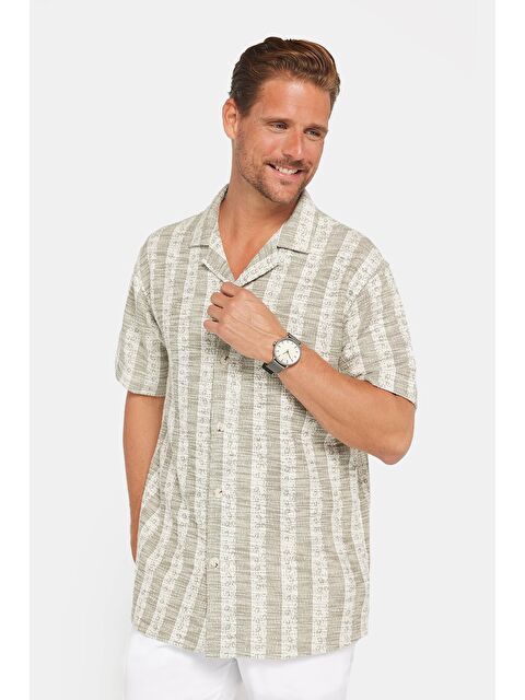TUDORS Erkek Relax Fit Rahat Kesim Kısa Kollu Örme Doku Ekru Apaş Yaka Gömlek