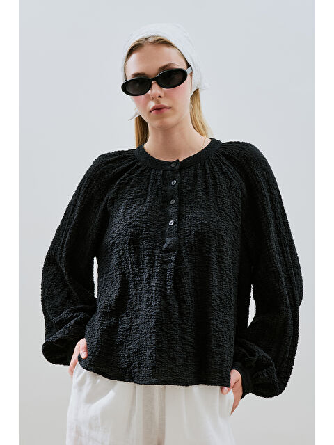 Manuka Dokulu Yakası Düğmeli Bluz Siyah - S000438051-19351