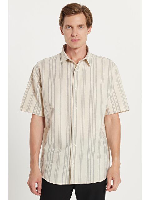 TUDORS Erkek Relax Fit Rahat Kesim Kısa Kollu Çizgili Spor Yaka Gömlek - S000519154-23173
