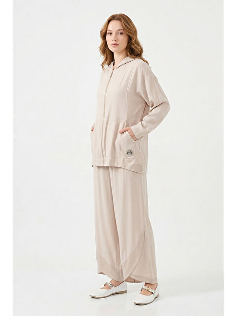 Remsa Kapüşonlu ve Fermuarlı Cebi Arma Detaylı Pantolonlu Modal Takım 936 Vizon