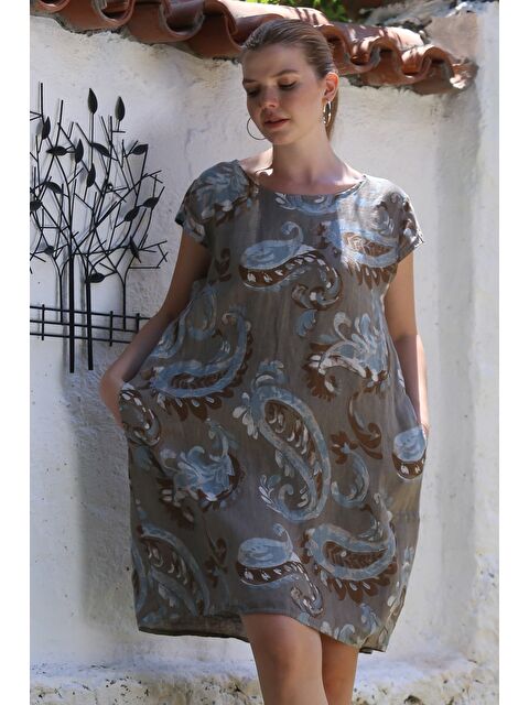 Chiccy İtalyan Vizon Kayık Yaka Düşük Kol Şal Desenli Gizli Cepli Casual Keten Dokuma Elbise 100 65 - S000416132-26429