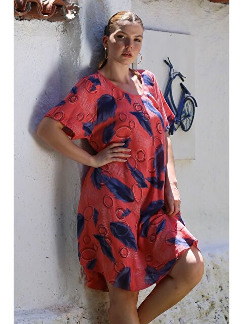 Chiccy İtalyan Narçiçeği Havuz Yaka Kısa Kol Allover Baskılı Casual Oversize Dokuma Elbise 110 75 - S000416129-20048