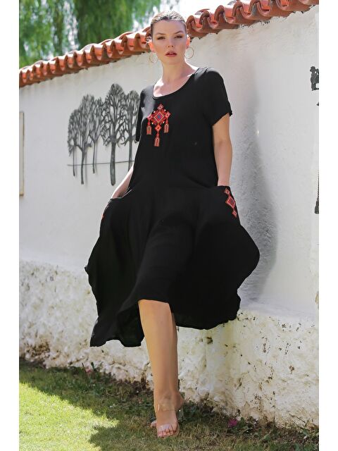 Chiccy Siyah Havuz Yaka Kısa Kol Cepli Nakışlı Casual Dokuma Elbise 130 65 - S000416149-19351