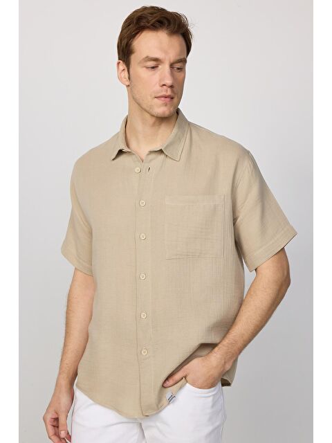 TUDORS Relax Fit Kısa Kollu Rahat Kesim Müslin Kumaş %100 Pamuk Tek Cep Yazlık Düz Krem Erkek Gömlek
