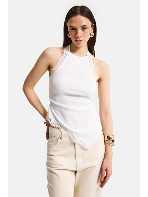 It's Basic Kadın Beyaz s6-2 Asimetrik Kesim Dantel Detaylı Boyundan Askılı Tasarım Bluz