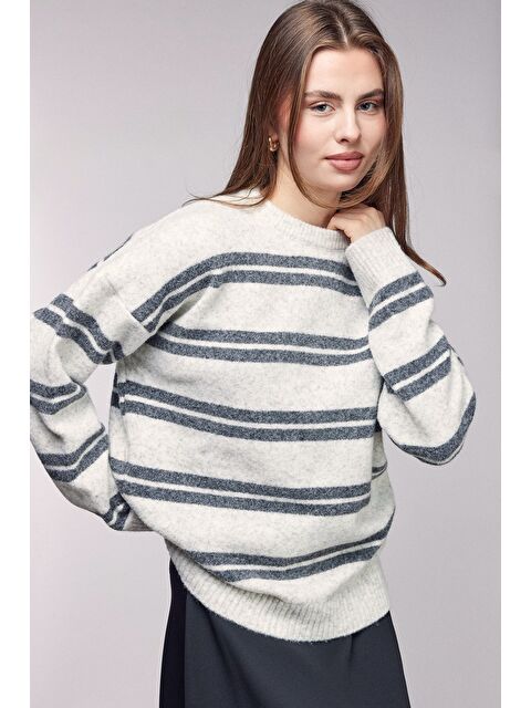 Saade Ekru Çizgili Bisiklet Yaka Oversize Triko Kazak - S000505889-20063