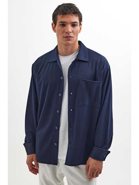 TUDORS Erkek Relax Fit Rahat Kesim Uzun Kollu Düz Örme Kumaş Yandan Yırtmaçlı Lacivert Gömlek - S000519178-21164