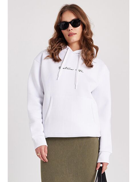 TUDORS Kadın Oversize Geniş Kesim Pamuklu Yumuşak Dokulu İçi Polarlı Baskılı Beyaz Kapüşonlu Sweatshirt - S000523009-20063