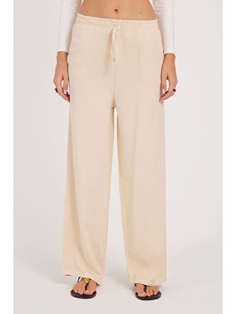 TUDORS Kadın Regular Fit Klasik Kesim Pamuklu Geniş Paça Bej Pantolon - S000523012-19928