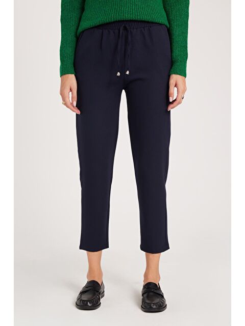 TUDORS Kadın Relax Fit Rahat Kesim Yüksel Bel Dar Paça Beli Lastikli Bağcıklı Lacivert Pantolon - S000523013-21164