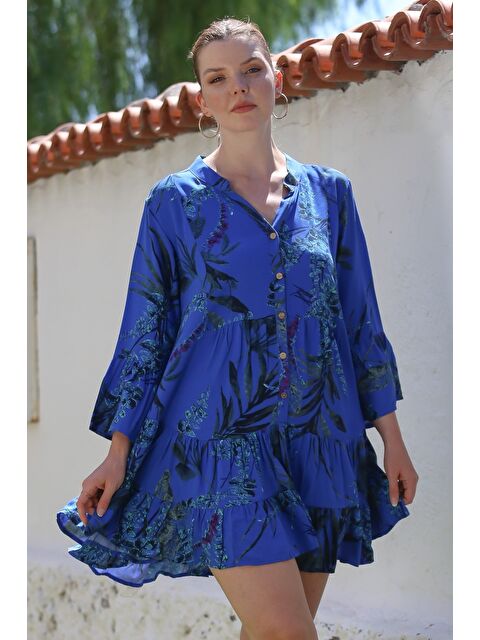 Chiccy Saks Mavisi Hakim Yaka Volanlı Kol Düğmeli Eteği Fırfırlı Allover Baskılı Casual Dokuma Elbise 90 64 - S000416108-23710