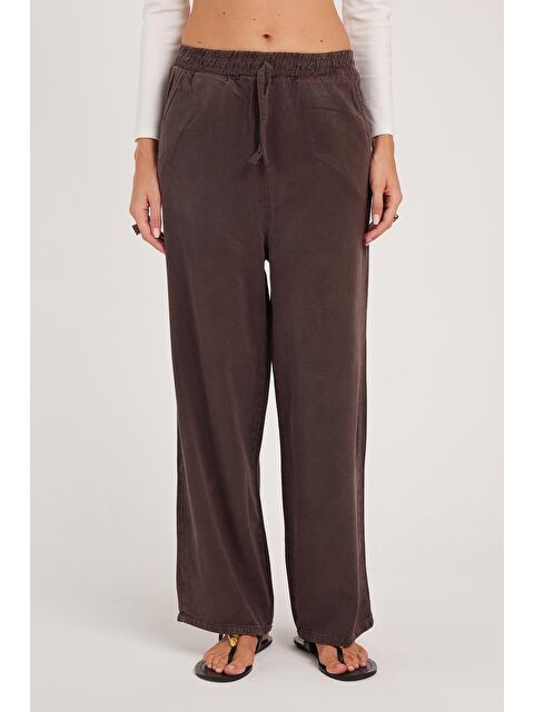 TUDORS Kadın Regular Fit Klasik Kesim Pamuklu Geniş Paça Kahverengi Pantolon - S000523019-19413