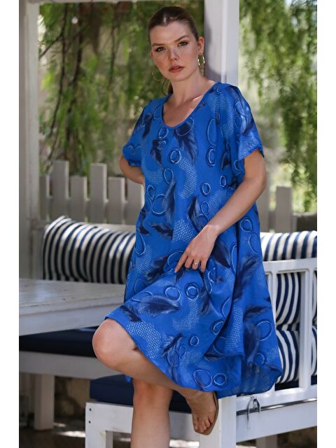 Chiccy İtalyan Saks Mavisi Havuz Yaka Kısa Kol Allover Baskılı Casual Oversize Dokuma Elbise 110 75 - S000416129-23710
