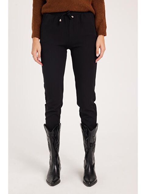 TUDORS Kadın Relax Fit Rahat Kesim Yüksel Bel Dar Paça Beli Lastikli Bağcıklı Siyah Pantolon - S000523022-19351