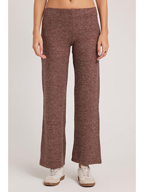 TUDORS Kadın Relax Fit Rahat Kesim Normal Bel Geniş Paça Kahverengi Pantolon - S000523023-19413