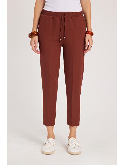 TUDORS Kadın Relax Fit Rahat Kesim Yüksel Bel Dar Paça Beli Lastikli Bağcıklı Kahverengi Pantolon - S000523026-19413
