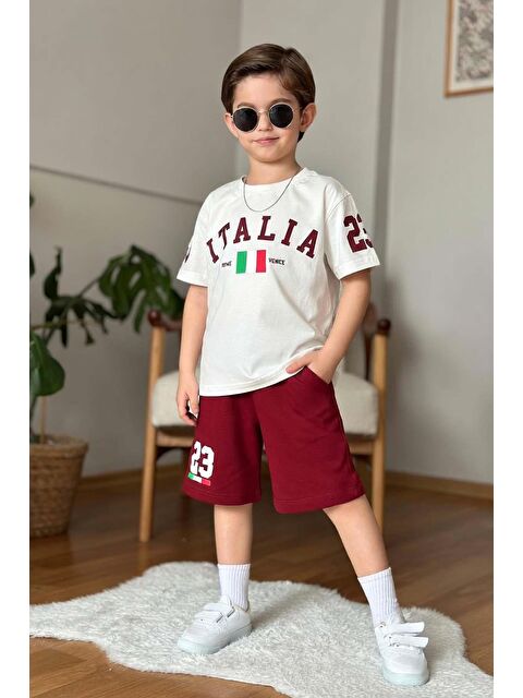 Riccotarz Erkek Çocuk Üzerinde İtalia Yazı ve Bayrak Baskılı T-Shirt Bordo Şortlu Takım