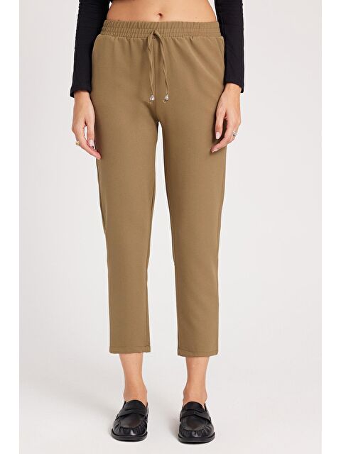 TUDORS Kadın Relax Fit Rahat Kesim Yüksel Bel Dar Paça Beli Lastikli Bağcıklı Haki Pantolon - S000523029-18547