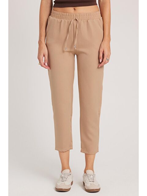 TUDORS Kadın Relax Fit Rahat Kesim Yüksel Bel Dar Paça Beli Lastikli Bağcıklı Bej Pantolon - S000523032-19928