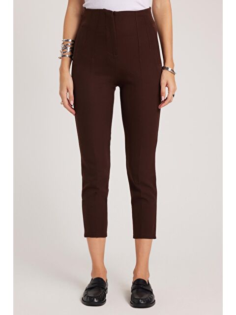 TUDORS Kadın Relax Fit Rahat Kesim Yüksel Bel Dar Paça Kahverengi Pantolon - S000523033-19413