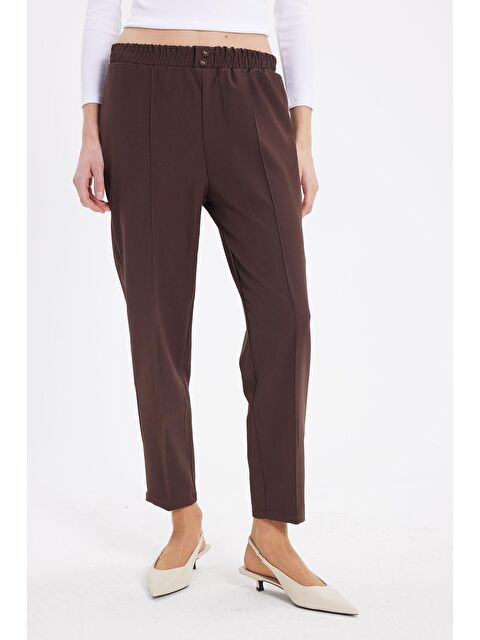 TUDORS Kadın Relax Fit Rahat Kesim Yüksel Bel Düz Paça Beli Lastikli Koyu Kahve Pantolon - S000523058-29704