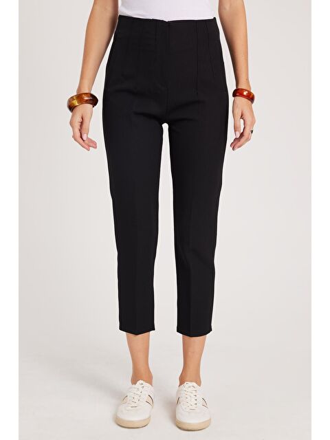 TUDORS Kadın Relax Fit Rahat Kesim Yüksel Bel Dar Paça Siyah Pantolon - S000523072-19351