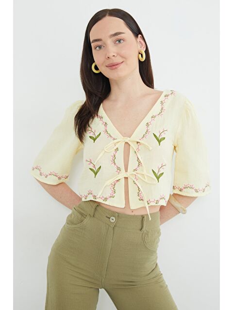 Fullamoda Önden Bağlamalı Çiçek Nakışlı Müslin Kumaş Bluz