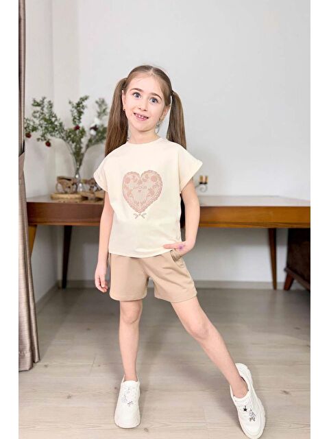 Riccotarz Kız Çocuk Göğsünde Dantel İşleme Kalp Detaylı Krem T-Shirt Beli Lastikli Şortlu Takım