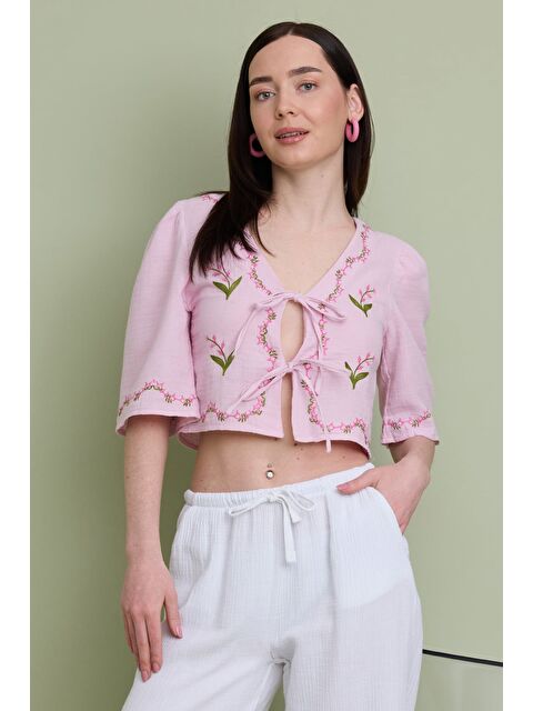 Fullamoda Önden Bağlamalı Çiçek Nakışlı Müslin Kumaş Bluz