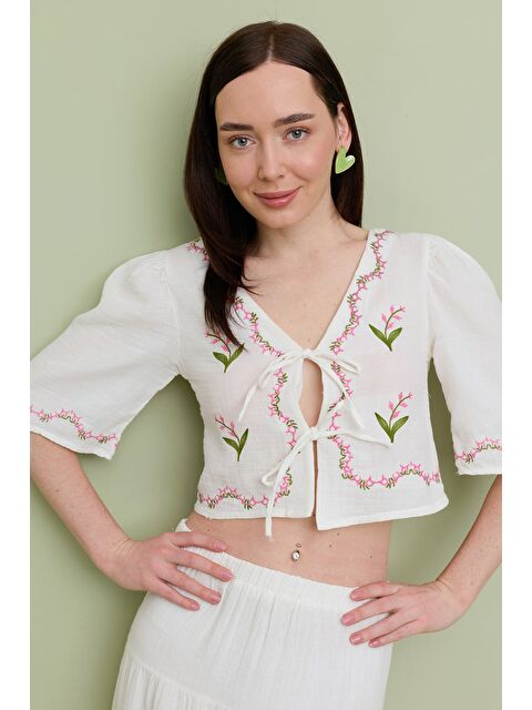 Fullamoda Önden Bağlamalı Çiçek Nakışlı Müslin Kumaş Bluz