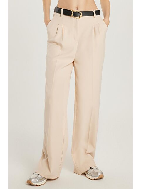 TUDORS Kadın Regular Fit Pileli İspanyol Paça Bej Pantolon - S000522958-19928