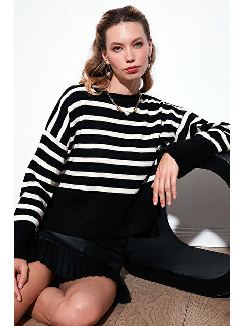 Lela Rahat Kesim Çizgili Önü Kısa Arkası Uzun Kadın Kazak 4616174 - S000275054-5300