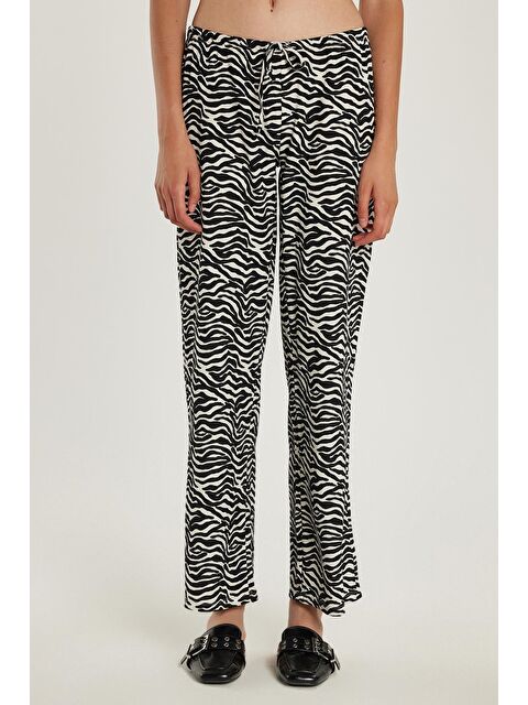 TUDORS Kadın Relax Fit Rahat Kesim Beli Lastikli Bağlamalı Desenli Pantolon - S000522933-23173