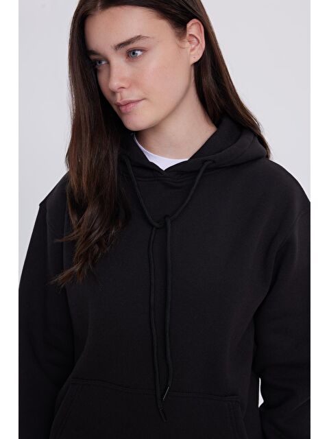 TUDORS Kadın Relax Fit Rahat Kesim Pamuklu Kapüşonlu Kanguru Cepli Siyah Sweatshirt - S000523084-19351