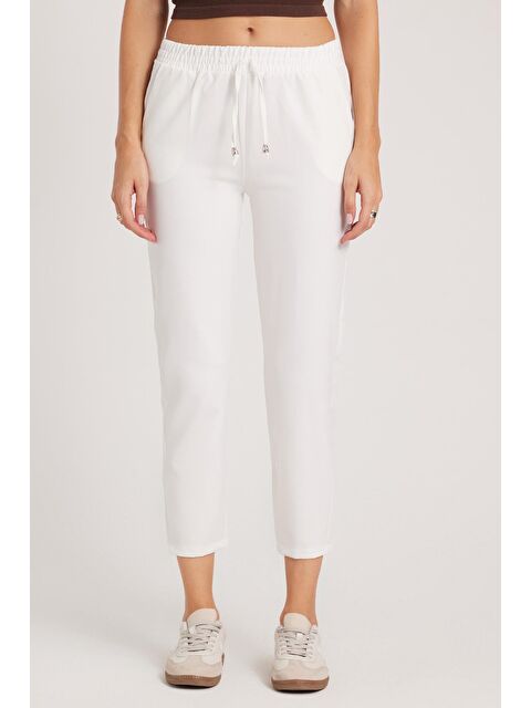 TUDORS Kadın Relax Fit Rahat Kesim Yüksel Bel Dar Paça Beli Lastikli Bağcıklı Beyaz Pantolon - S000523062-20063