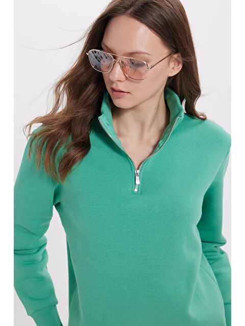 TUDORS Kadın Relax Fit Rahat Kesim Pamuklu İçi Polarlı Yarım Fermuarlı Yeşil Dik Yaka Sweatshirt - S000523090-18194