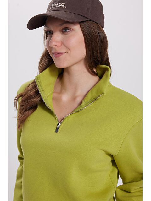 TUDORS Kadın Relax Fit Rahat Kesim Pamuklu İçi Polarlı Yarım Fermuarlı Yeşil Dik Yaka Sweatshirt - S000523091-18194