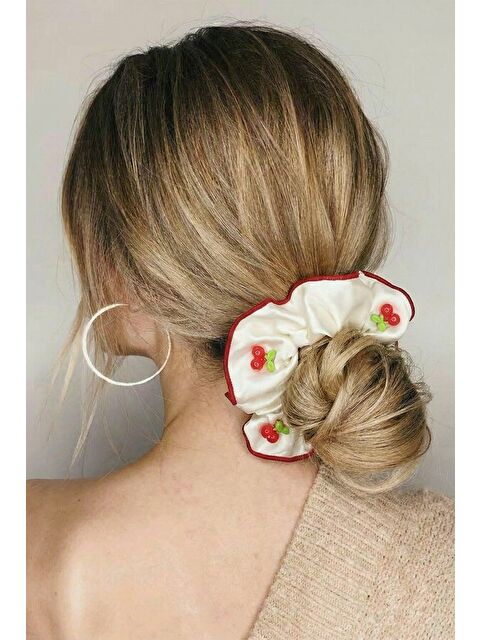 Katia And Bony Kiraz Aksesuarlı Saten Ekru Lastik Toka