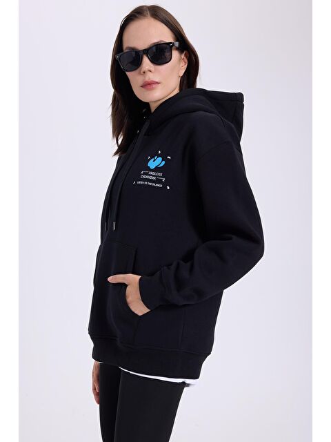 TUDORS Kadın Oversize Geniş Kesim Pamuklu Yumuşak Dokulu İçi Polarlı Baskılı Siyah Kapüşonlu Sweatshirt - S000523109-19351