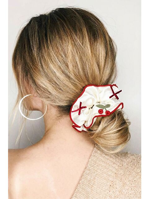 Katia And Bony Kiraz Nakışlı Fiyonklu Saten Ekru Lastik Toka