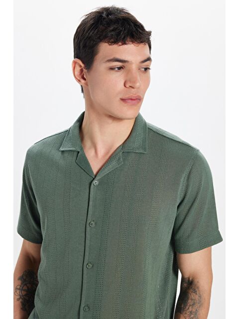 TUDORS Erkek Slim Fit Örme Kumaş Apaş Yaka Rahat Kullanım Kısa Kol Haki Gömlek