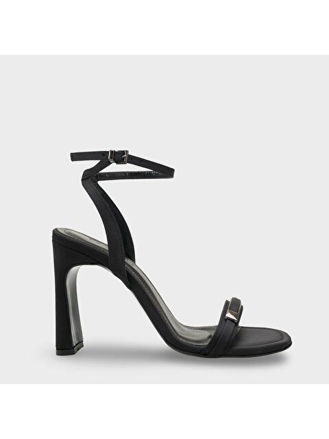 Capone Outfitters Bessy Kare Burunlu Yüksek Topuklu Metal Aksesuarlı Bilekten Bantlı Kadın Ayakkabı